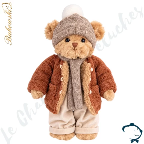 Peluche ours Léo Bukowski 35 cm au pelage miel, avec veste noisette, écharpe beige, bonnet à pompon et pantalon clair.