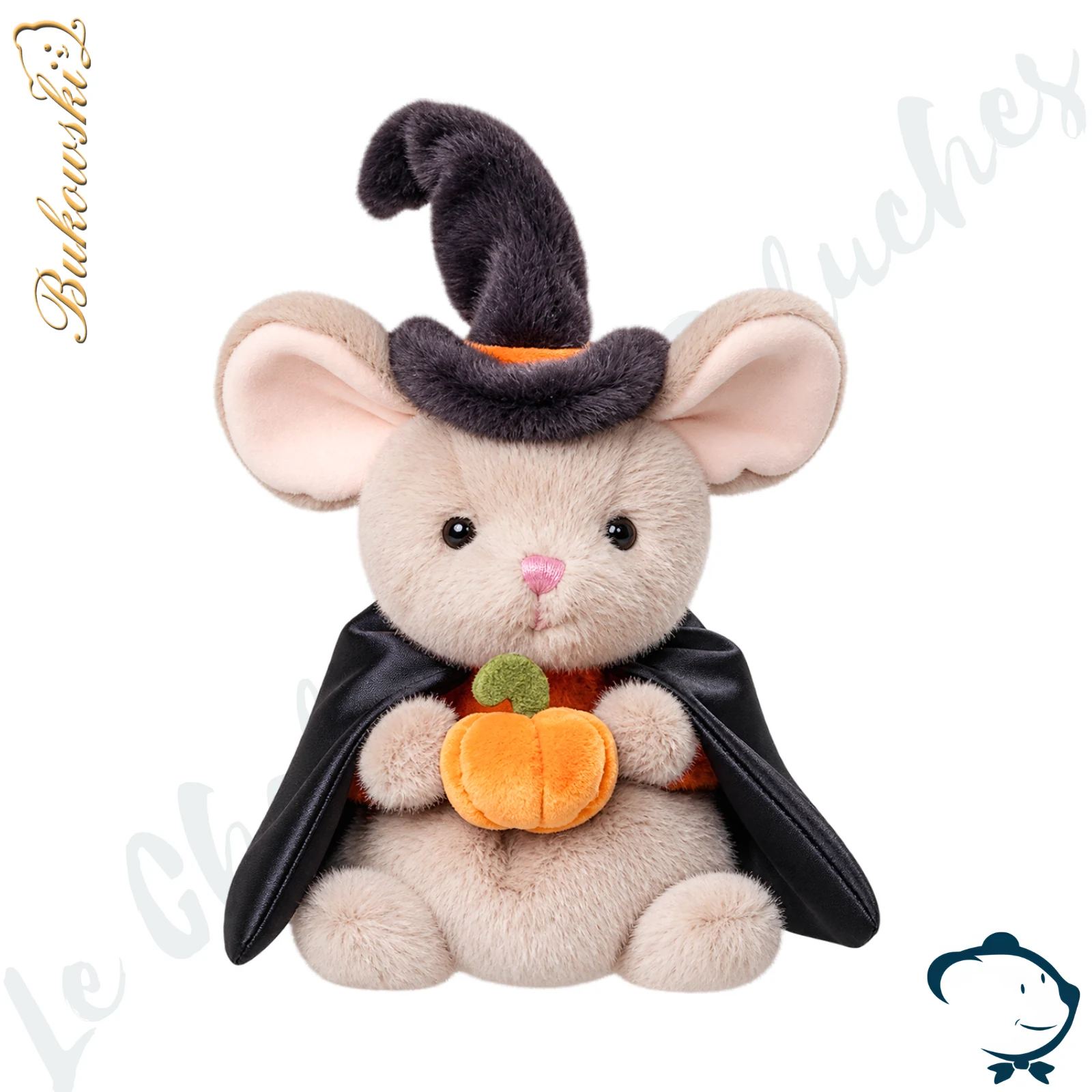 Peluche souris Mousy Witch Bukowski 15 cm avec chapeau de sorcière noir, cape et petite citrouille orange.
