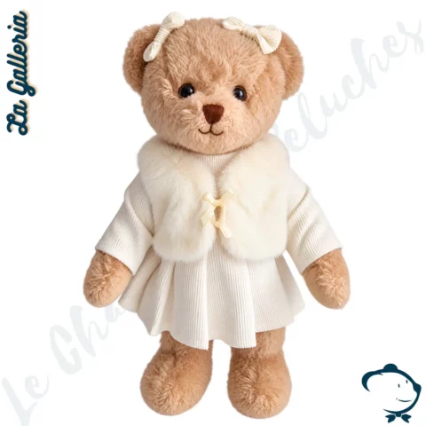 Aurore, oursonne en peluche beige La Galleria, avec robe crème, gilet en fausse fourrure ivoire, nœuds assortis et jambes articulées.