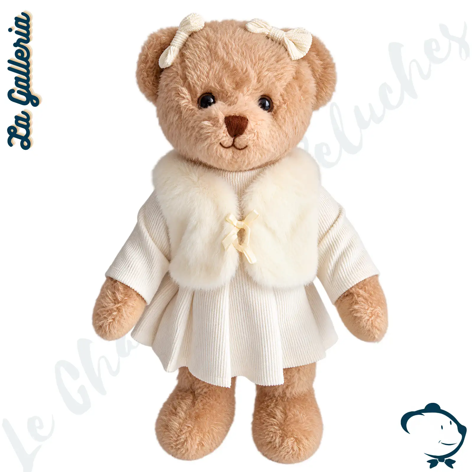 Aurore, oursonne en peluche beige La Galleria, avec robe crème, gilet en fausse fourrure ivoire, nœuds assortis et jambes articulées.