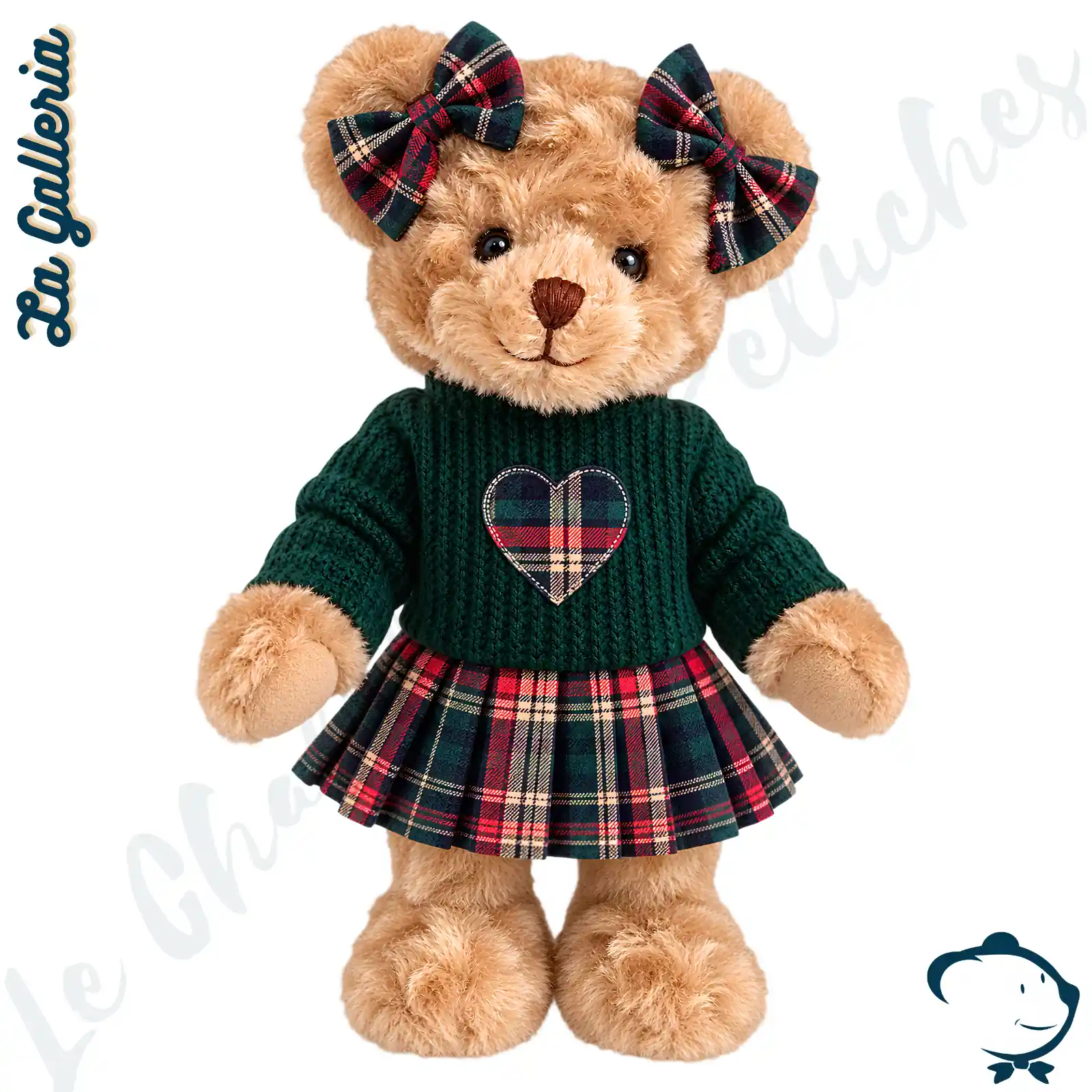 Fiona, oursonne en peluche La Galleria de 30 cm au pelage blond caramel, vêtue d'un pull vert sapin, d'une jupe écossaise et de nœuds tartan assortis.