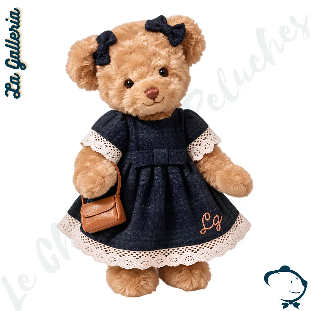 Kate, oursonne en peluche La Galleria Signature British de 30 cm, avec robe bleu marine à dentelle blanche, nœuds assortis et petit sac marron.