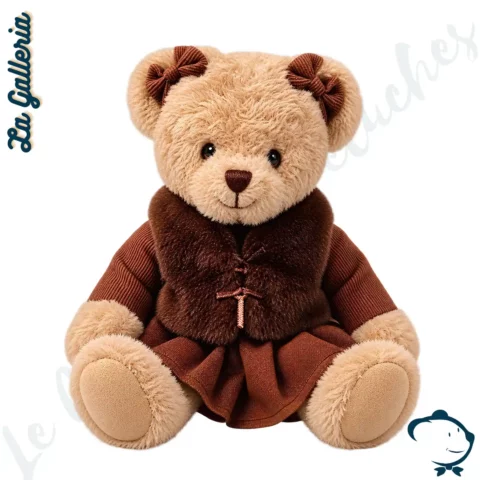 Stella, oursonne en peluche beige La Galleria, assise avec une robe marron chocolat, un col en fausse fourrure brune et deux nœuds sur les oreilles.
